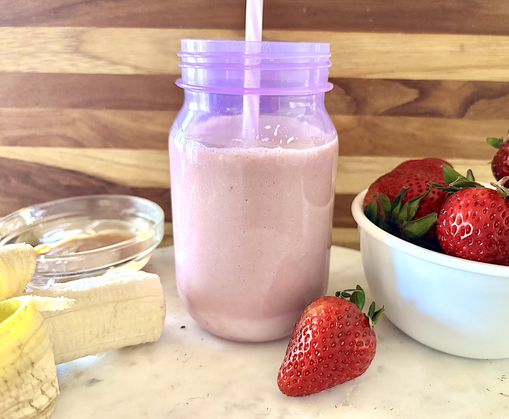 No-Yogurt Strawberry Banana Peanut Butter Smoothie
